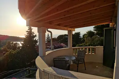 Image de Appartement de trois chambres avec la terrasse et la vue sur le mer Splitska, Brac (A-2923-b)