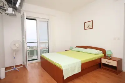Image de Garçonnière avec la terrasse et la vue sur le mer Brela, Makarska (As-6907-b)