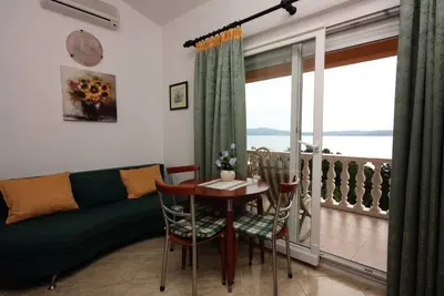Image de Appartement d'une chambre avec la terrasse et la vue sur le mer Selce, Crikvenica (A-2355-c)