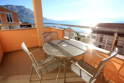 Image de Appartement d'une chambre avec la terrasse et la vue sur le mer Duce, Omis (A-9437-e)