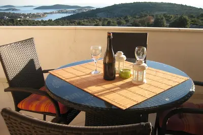 Image de Appartement d'une chambre avec la terrasse et la vue sur le mer Dvornica, Rogoznica (A-11470-b)