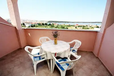Image de Appartement de deux chambres avec la terrasse et la vue sur le mer Barbat, Rab (A-5070-a)