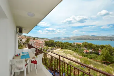 Image de Appartement de trois chambres avec la terrasse et la vue sur le mer Arbanija, Ciovo (A-5228-f)