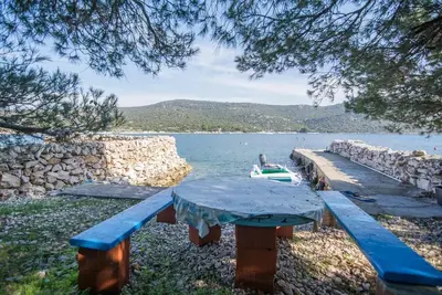 Image de Maison de pêcheur près de la mer Baie Lanđin, Pasman (K-8500)
