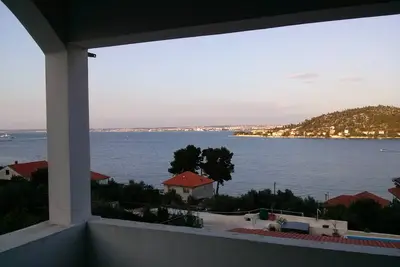 Image de Appartement de deux chambres avec le balcon et la vue sur le mer Kali, Ugljan (A-14083-c)