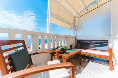 Image de Appartement de deux chambres avec la terrasse et la vue sur le mer Nemira, Omis (A-13055-d)