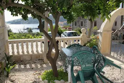 Image de Garçonnière avec la terrasse et la vue sur le mer Sumartin, Brac (As-2949-c)