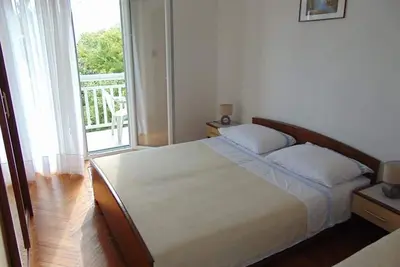 Image de Appartement de trois chambres avec le balcon et la vue sur le mer Sucuraj, Hvar (A-12887-a)