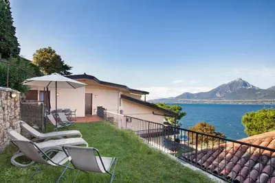 Image de Greenery Loft With Lake View