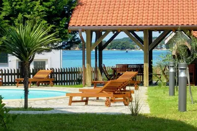 Image de Maison pour la famille près de la mer et avec la piscine Kampor, Rab (K-3216)