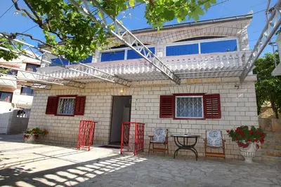 Image de Appartement de deux chambres avec la terrasse et la vue sur le mer Seget Vranjica, Trogir (A-980-a)