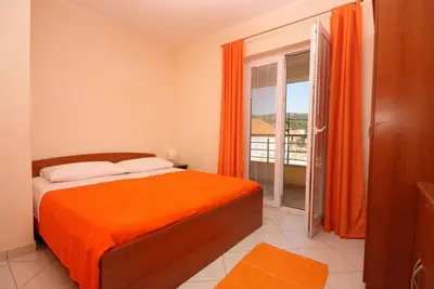 Image de Appartement de deux chambres avec la terrasse et la vue sur le mer Vinisce, Trogir (A-5229-b)
