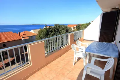 Image de Appartement d'une chambre avec la terrasse et la vue sur le mer Mandre, Pag (A-3557-a)