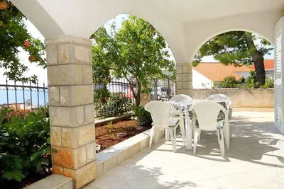 Image de Appartement de deux chambres avec la terrasse et la vue sur le mer Zavalatica, Korcula (A-4453-c)