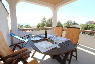 Image de Appartement de deux chambres avec la terrasse et la vue sur le mer Mandre, Pag (A-6309-b)