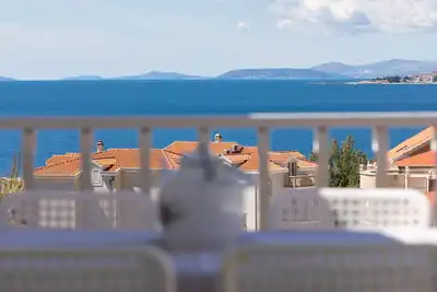 Image de Appartement d'une chambre avec la terrasse et la vue sur le mer Nemira, Omis (A-2828-b)