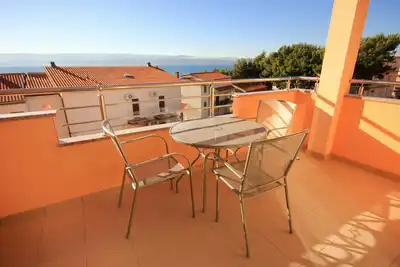 Image de Appartement d'une chambre avec la terrasse et la vue sur le mer Duce, Omis (A-9437-f)