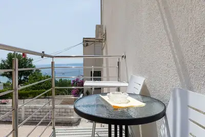 Image de Appartement de deux chambres avec la terrasse et la vue sur le mer Duce, Omis (A-2992-a)