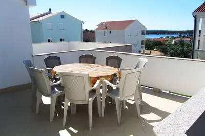 Appartement de deux chambres avec la terrasse et la vue sur le mer Banjol, Rab (A-11082-b)