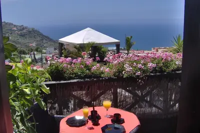 Image de Maison de vacances moderne avec balcon avec vue sur la mer et la montagne - pas