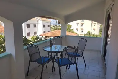 Image de Appartement de deux chambres avec la terrasse Lopar, Rab (A-10402-b)