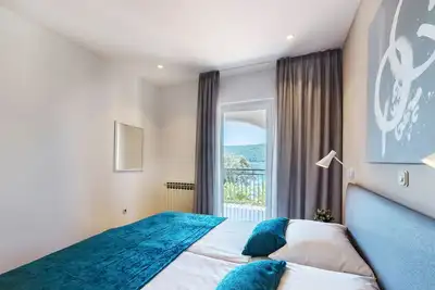 Image de Appartement de trois chambres avec la terrasse et la vue sur le mer Rabac, Labin (A-9652-a)