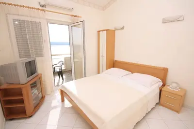 Appartement de deux chambres avec la terrasse et la vue sur le mer Pisak, Omis (A-4815-b)