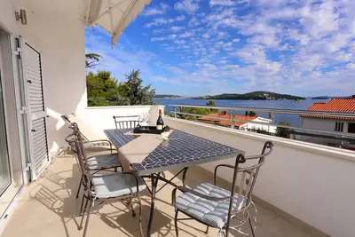 Image de Appartement de deux chambres avec la terrasse et la vue sur le mer Seget Vranjica, Trogir (A-10328-a)