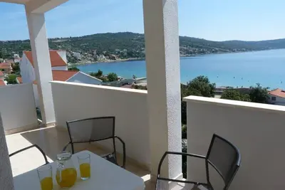Image de Appartement d'une chambre avec la terrasse et la vue sur le mer Sevid, Trogir (A-6024-b)