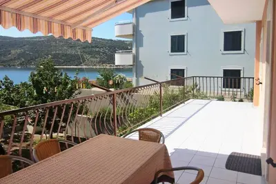 Image de Appartement de trois chambres avec la terrasse et la vue sur le mer Marina, Trogir (A-6116-c)