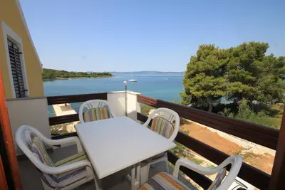 Image de Appartement d'une chambre prés de la plage Baie Kuncabok, Ugljan (A-8255-c)