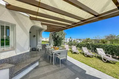 Image de Appartement de luxe de 3 chambres, vue sur la piscine et le jardin