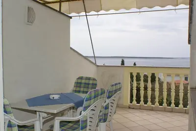 Image de Appartement d'une chambre avec la terrasse et la vue sur le mer Mandre, Pag (A-4098-b)