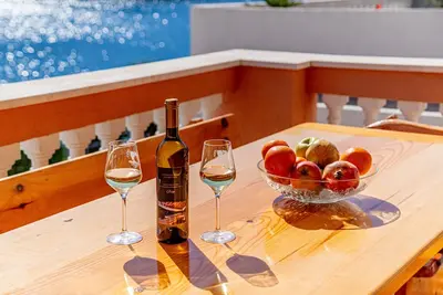 Image de Appartement de quatre chambres avec la terrasse et la vue sur le mer Brna, Korcula (A-10057-a)