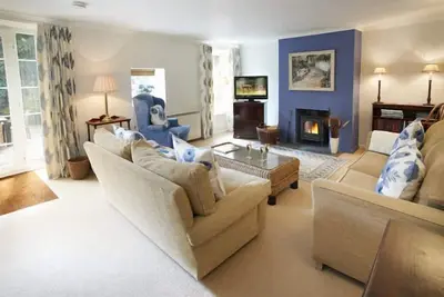 Image de Mews Cottage à Cornwall peut accueillir six personnes et dispose même d'une cheminée.