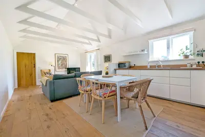 Image de The Stables, Birdham - une conversion de grange pouvant accueillir 4 personnes dans 2 chambres