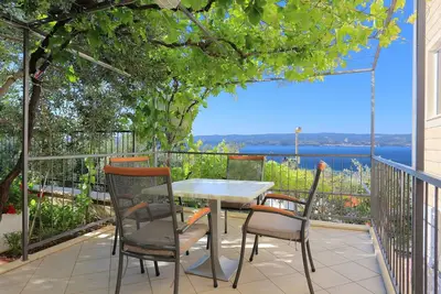 Image de Appartement de deux chambres avec la terrasse et la vue sur le mer Duce, Omis (A-2737-c)