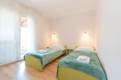 Image de Appartement de trois chambres avec la terrasse et la vue sur le mer Stara Novalja, Pag (A-6319-c)