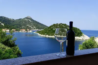 Image de Appartement de deux chambres avec le balcon et la vue sur le mer Zaklopatica, Lastovo (A-12452-a)