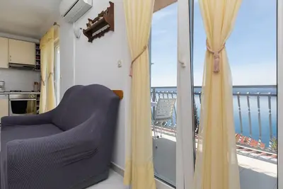 Image de Appartement de trois chambres avec le balcon et la vue sur le mer Mimice, Omis (A-2805-b)