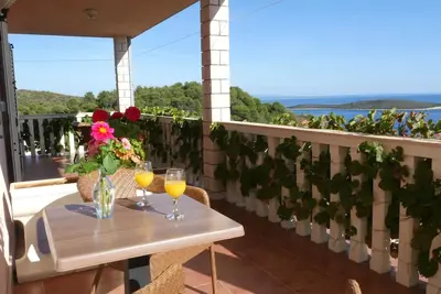 Appartement d'une chambre avec la terrasse et la vue sur le mer Rukavac, Vis (A-8839-b)