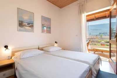 Image de Appartement de deux chambres avec la terrasse Jelsa, Hvar (A-11319-a)