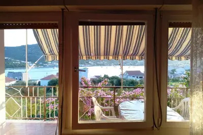 Image de Appartement de deux chambres avec la terrasse et la vue sur le mer Vinisce, Trogir (A-10241-b)