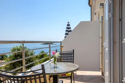 Image de Appartement d'une chambre avec la terrasse et la vue sur le mer Rogoznica (A-10339-b)