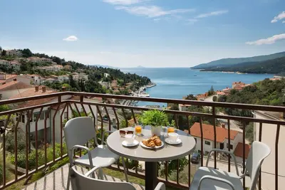 Image de Appartement de trois chambres avec la terrasse et la vue sur le mer Rabac, Labin (A-9670-a)