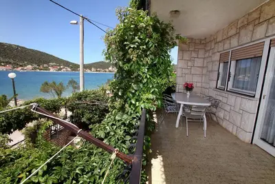 Image de Appartement de trois chambres prés de la plage Vinisce, Trogir (A-4892-a)