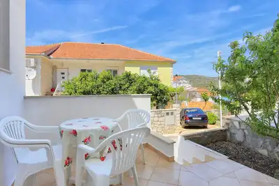 Image de Appartement d'une chambre avec la terrasse et la vue sur le mer Vinisce, Trogir (A-11029-c)