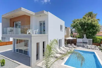 Image de Villa Coral Bay - Cette villa moderne dispose d'une piscine privée, Wi-Fi & A / C