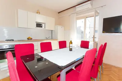 Image de Appartement de quatre chambres avec le balcon et la vue sur le mer Makarska (A-12211-a)