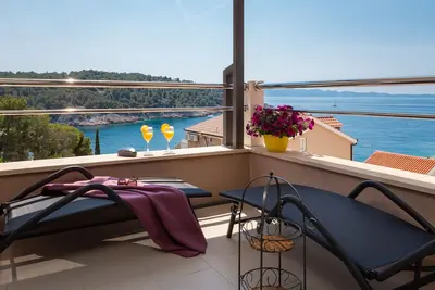 Image de Appartement de deux chambres avec la terrasse et la vue sur le mer Baie Osibova, Brac (A-12062-b)